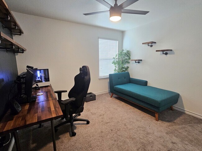 Building Photo - Adorable 3 Bed / 2.5 Bath Home in 51 East