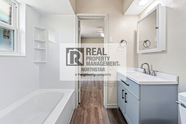 Building Photo - 902 Arrowhead Dr