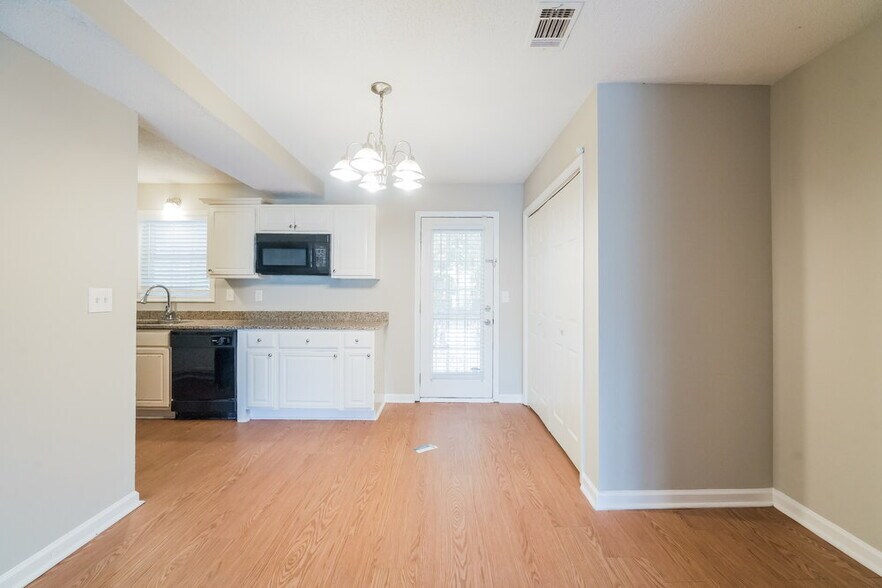 Building Photo - 11081 Knotty Pine Pl