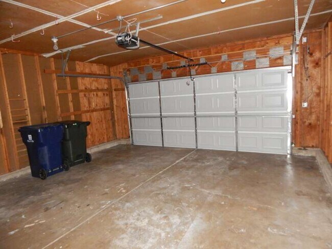 Building Photo - 2080 Springside Dr