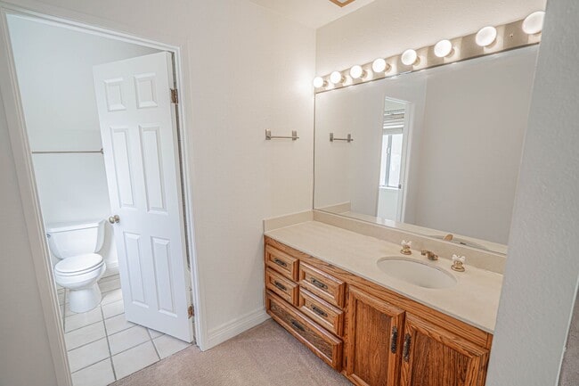 Building Photo - Old Orchard 1 - 4 Bedroom Home in Valencia!