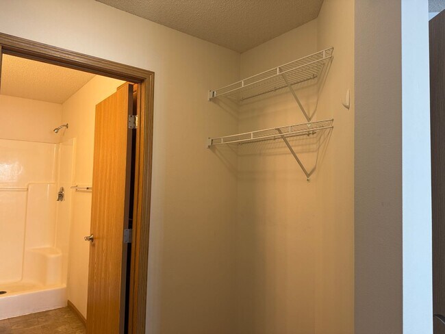 Building Photo - 2 bed 2 bath 1st Floor South Fargo