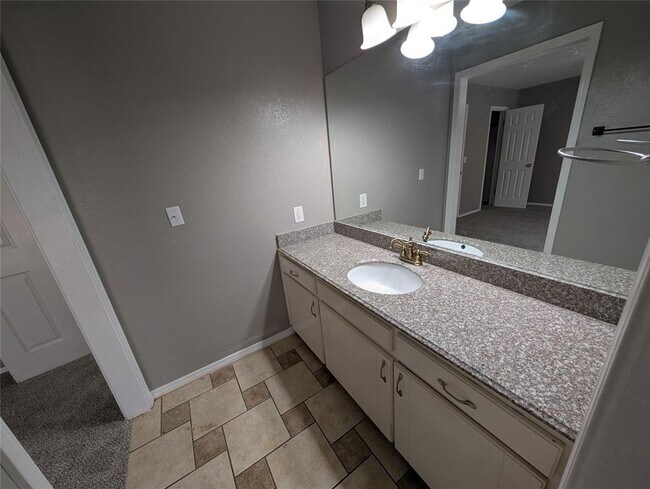 Building Photo - 16904 Meadow Lake Cir