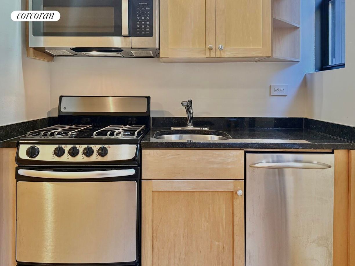 Building Photo - 210 E 68th St