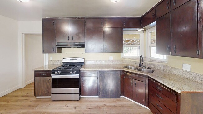 Building Photo - Fresh 3BR/2BA • Pet Friendly • Garage • Mo...