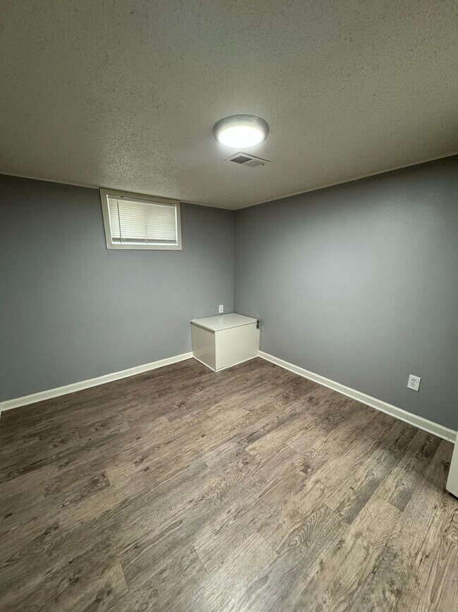 Building Photo - Sweet 3 bedroom, 1.5 bathroom duplex in In...