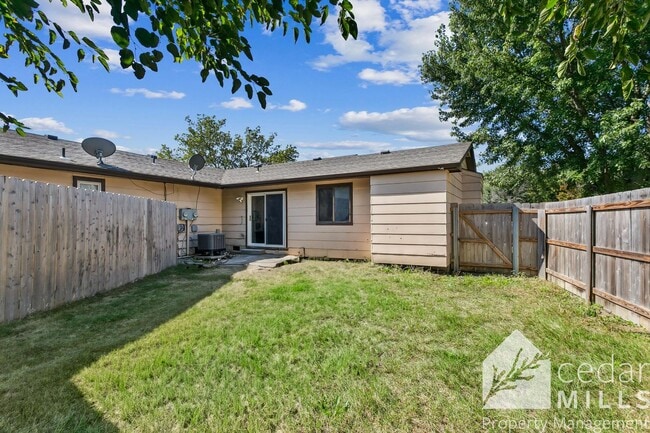 Building Photo - Updated 2 Bedroom Duplex - ANDOVER SCHOOLS!