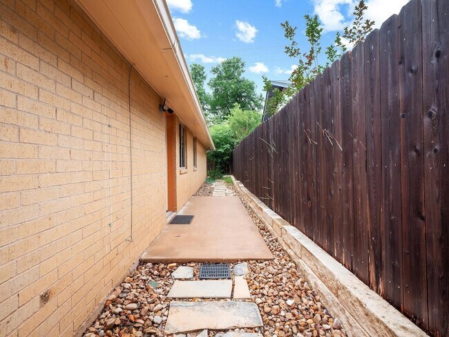 Building Photo - 3513 Westchester Ave