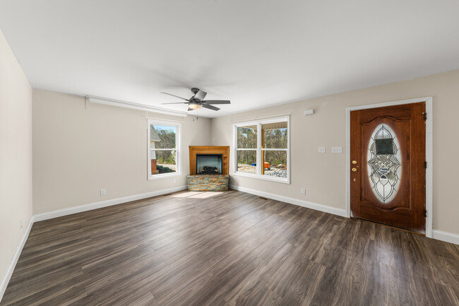 Living room - 1908 Laurel Ln