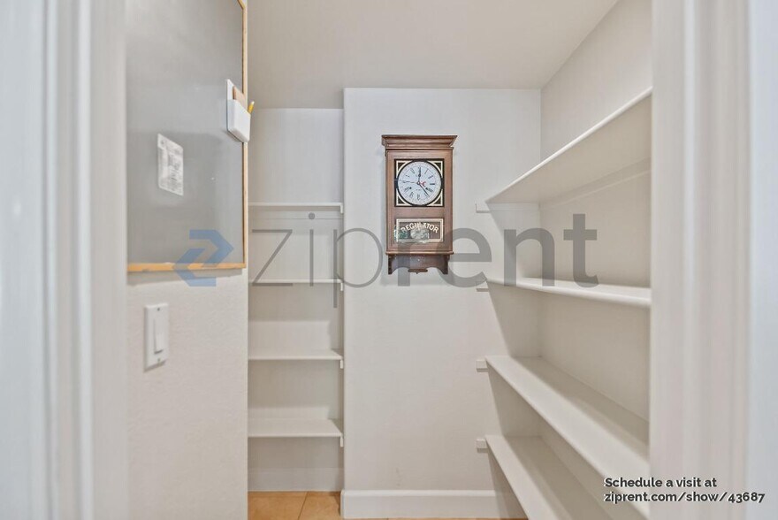 Building Photo - 5849 Penwood Ln