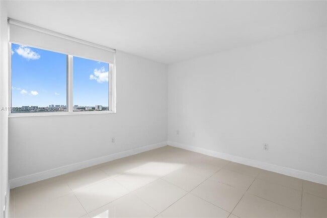 Building Photo - 1861 NW S River Dr