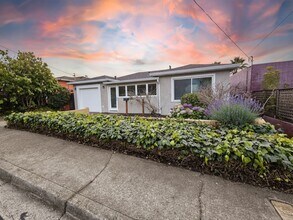 Building Photo - 2 Bed, 1 Bath Home in East Richmond Heights