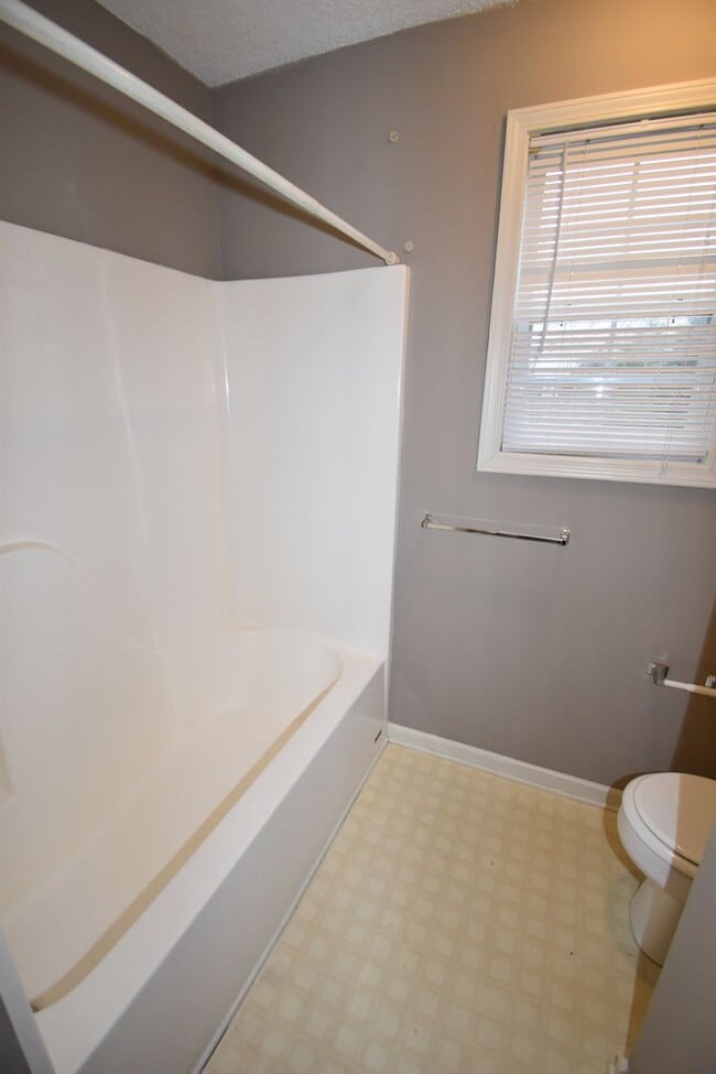 Building Photo - 3 Bedroom 2 Bath Home For Rent!