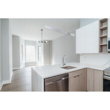 Building Photo - Newly Renovated Luxury 1 Bedroom in Perfec...