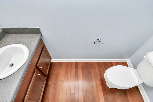 Building Photo - Spacious 2BD/2.5BA Condo in NODA!