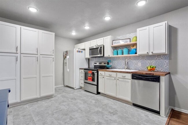 Building Photo - 520 E 17th Ave