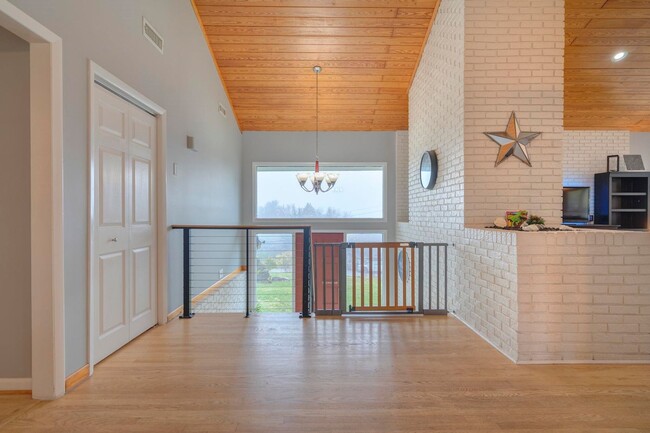 Building Photo - Open Floor Plan Home with Fenced Yard and ...