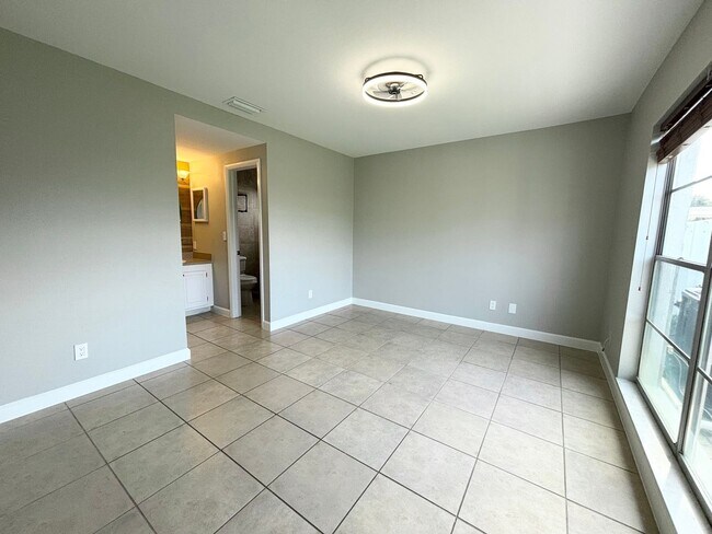 Building Photo - Newly Remodeled 3/2 with Pool