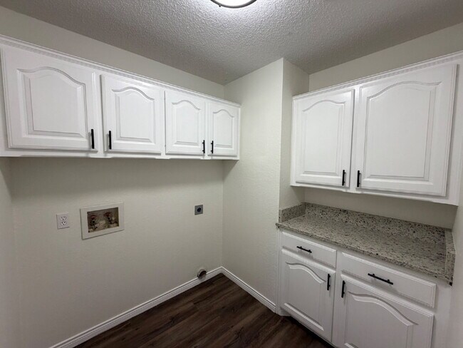Building Photo - Beautiful Newly Updated Home in Whisperwood!