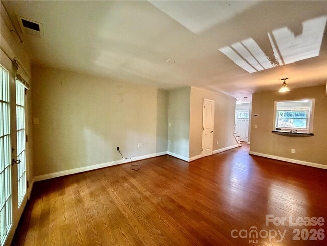 Building Photo - 1207 Green Oaks Ln