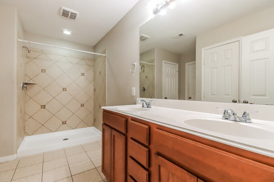 Building Photo - 21519 Kings Bend Dr