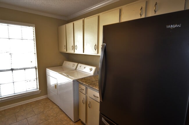 Building Photo - Gated Community!  2 bedroom, 2 bath Condo is excellent location off Jefferson Hwy