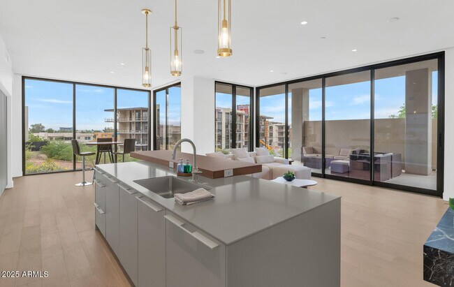 Building Photo - 5000 N Camelback Rdg Dr