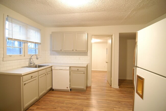 Building Photo - Cottage Style Home Super Close to Downtown!