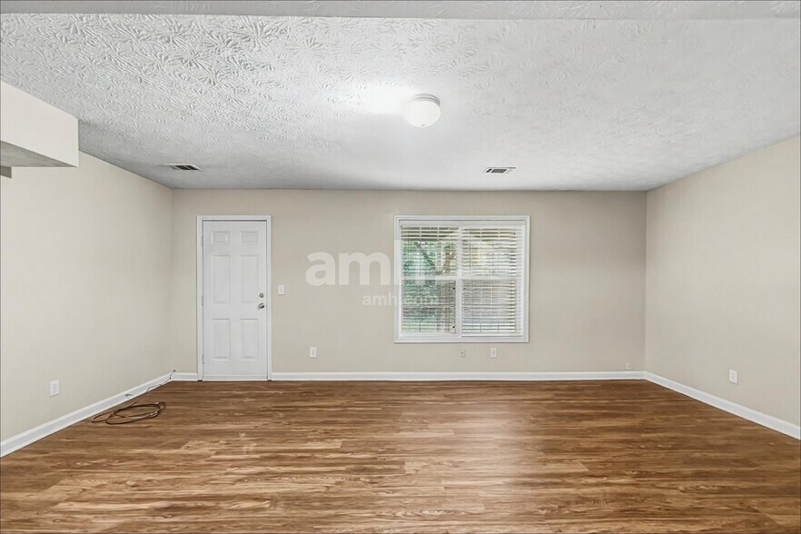 Building Photo - 1500 Chalet Cir