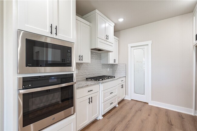 Building Photo - 7006 SW Orange Ave