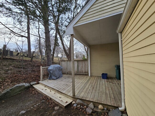 Building Photo - 5 Hillside Ave