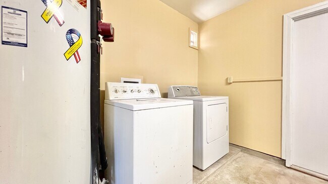 Building Photo - RARELY AVAILABLE 3 BEDROOM NEAR BEACH