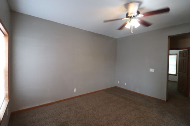 Building Photo - Spacious Town home for rent!