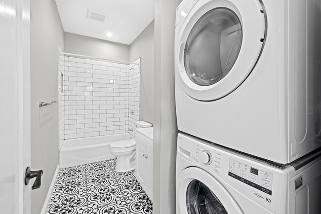 Building Photo - 921-923-923 E Broadway