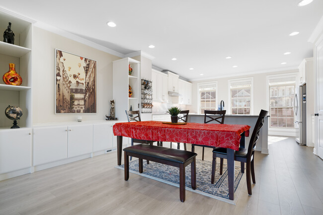 Building Photo - 7906 Laurel Crest Dr