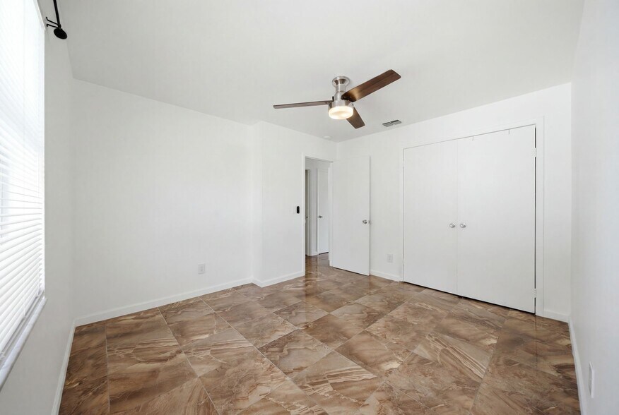 Building Photo - 5606 S Manhattan Ave