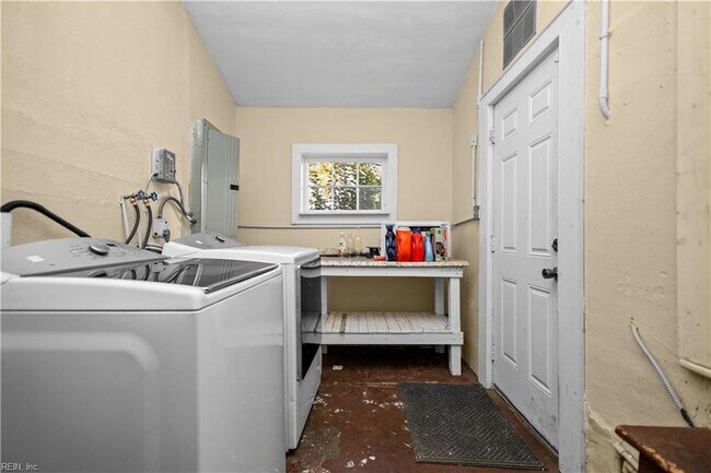 Building Photo - 3537 Buckingham St