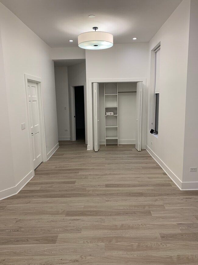 LR / E / O - Closet - 18 W Ontario St