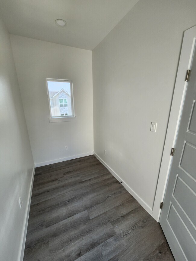 Building Photo - 702 W Seminole Ave