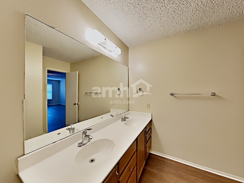 Building Photo - 8010 Manderly Pl