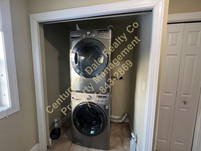 Building Photo - Large Three Bedroom 2.5 Baths in the Stone Gate Commons Association