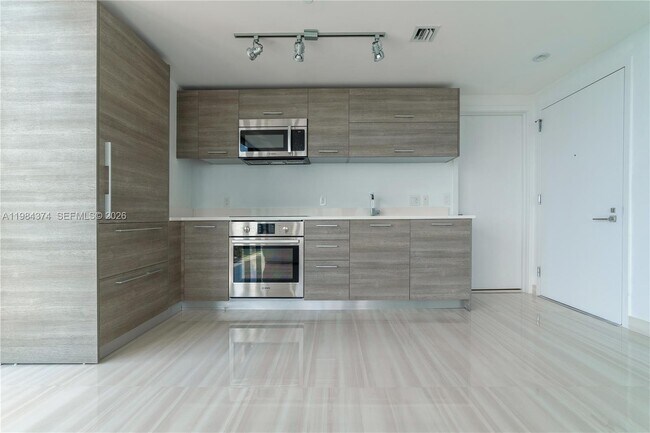 Building Photo - 650 NE 32nd St