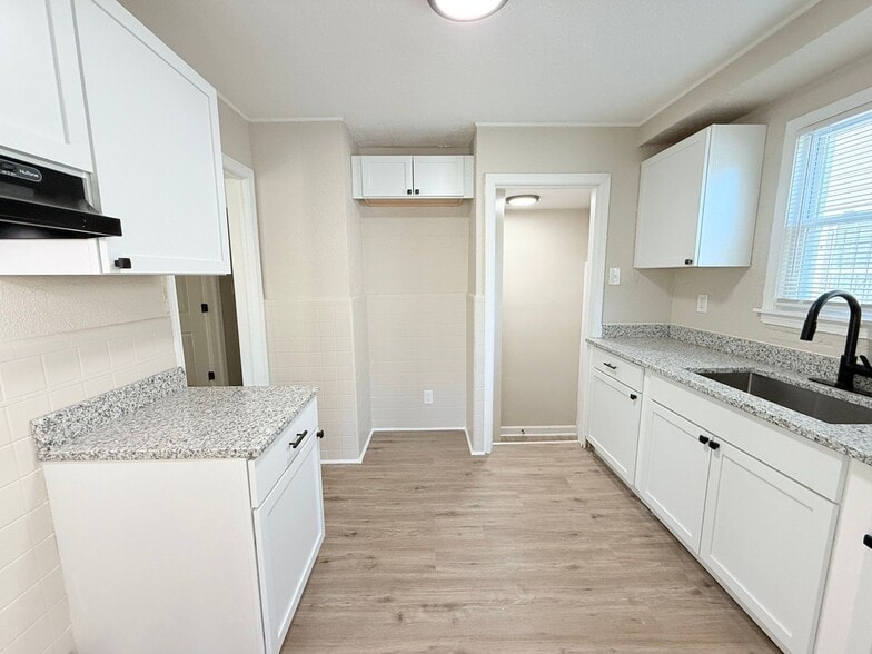 Building Photo - This beautifully updated 3-bedroom, 1-bath single-family home is ready for move-in!