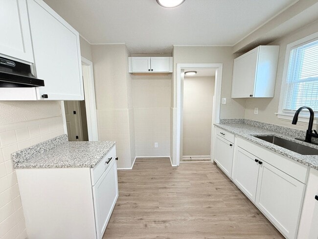 Building Photo - This beautifully updated 3-bedroom, 1-bath...