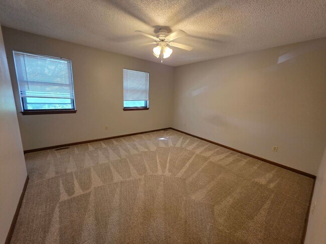 Building Photo - Spacious 2BR/1.5BA Quadplex
