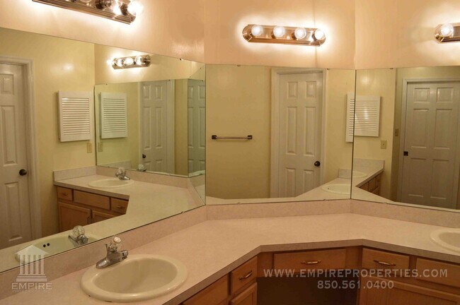 Building Photo - Beautiful townhome nestled in Killearn Acres