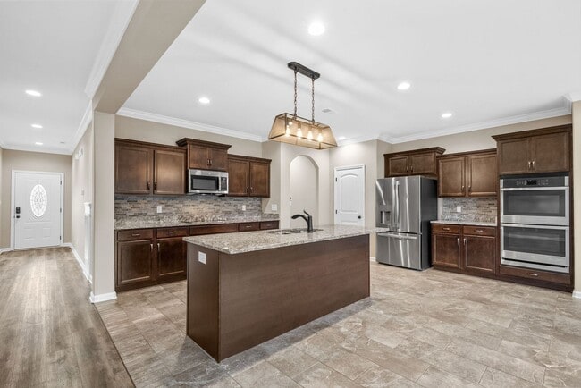 Building Photo - Pet Friendly Four Bedroom with Bonus!