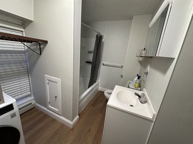 Building Photo - Charming 2-Bedroom Apartment in Portland's East End!