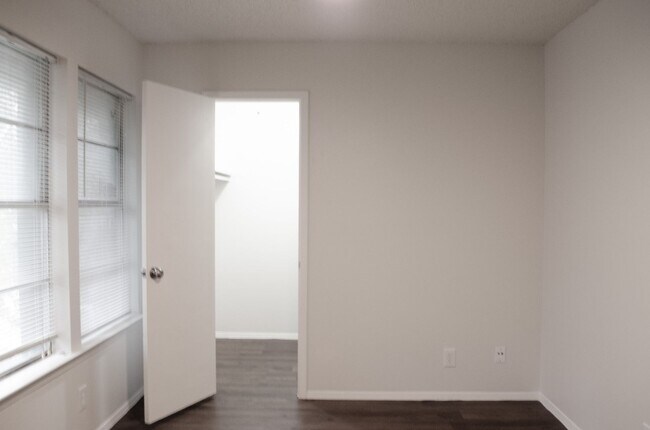 Building Photo - 2 Bed/ 1 Bath With Easy Access to 183/290 ...