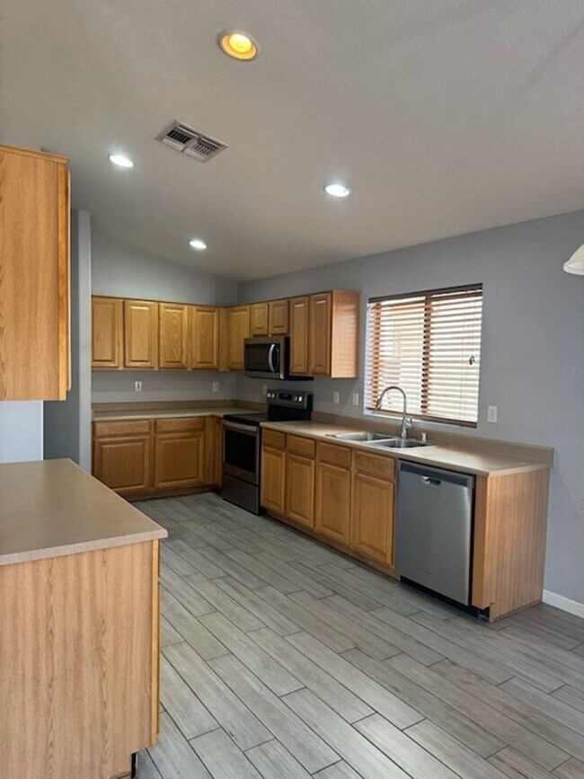 Building Photo - Chandler 4 bed 2 bath